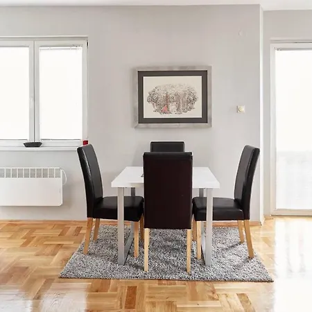 Bright Near Center Appartement